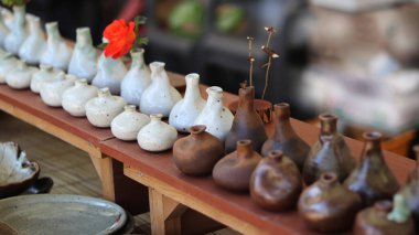 Arka planda küçük seramik şişeler, kapatın