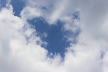 Arkadaki mavi gökyüzünde bulutlar