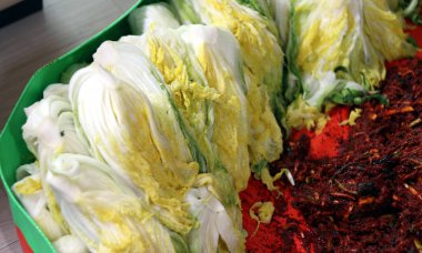 Lahanayı ikiye böl ve güzelce yıka..