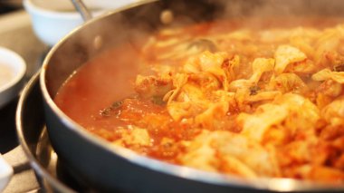 Kaynayan Baharatlı Karıştırılmış Tavuk