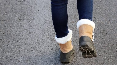 Kadın bacaklarını kot ve botlarla kapat.