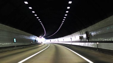 Arka planda bir tünelde çalıştır