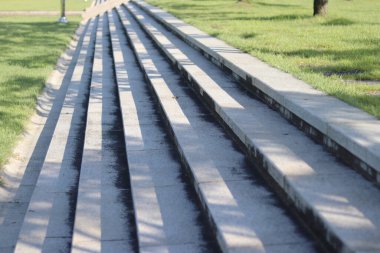 Arkaplanda gri taş adımlar