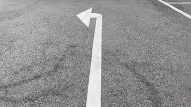 Asfalttaki ok yol işareti