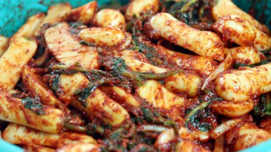 Arka planda turp turşusu.