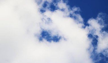 Arka planda bulutlar olan mavi gökyüzü