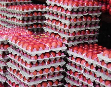 Arka planda pazarda çok yumurta var.