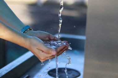 Su damlası musluk ve eller