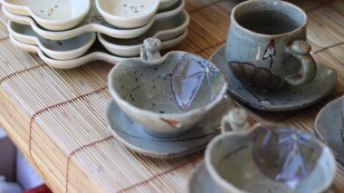 Arka plandaki seramik bardaklar, kapatın.