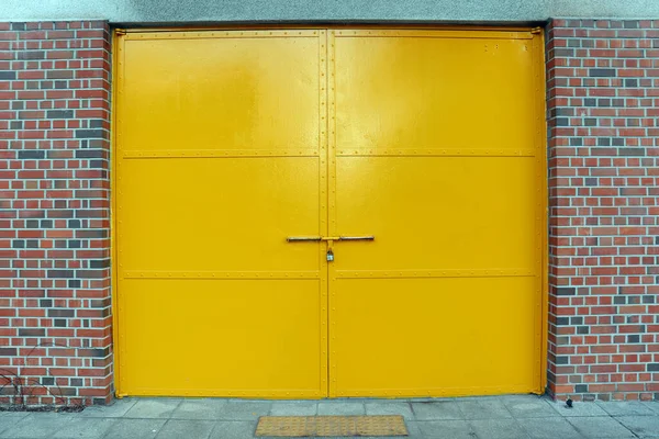 Una Gran Puerta Amarilla Hecha Hierro — Foto de Stock