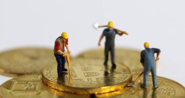 Minyatür işçiler Bitcoins 'in etrafında toplandı.