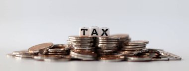 arka planda çok para ve vergi.