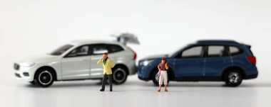 İki minyatür araba çarpıştı ve iki minyatür insan aradı. Araba kazaları ve minyatür insanlarla ilgili kavramlar.