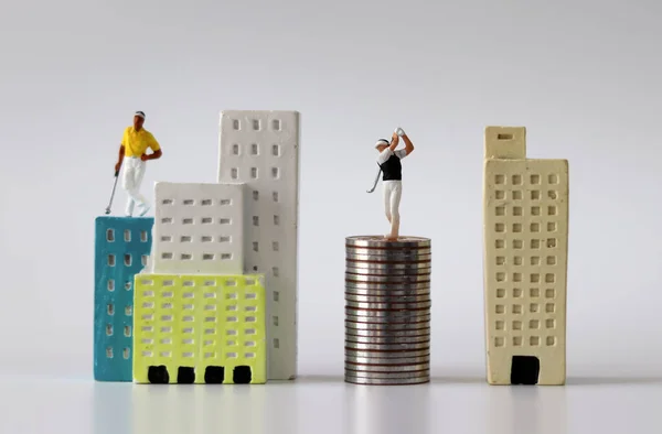 Hombre Miniatura Jugando Golf Edificio Miniatura Una Pila Monedas Concepto —  Fotos de Stock