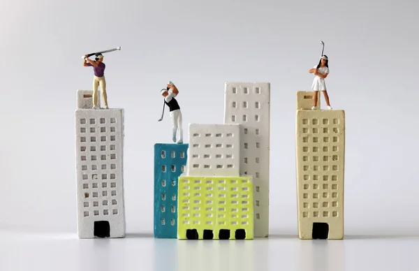 Des Gens Miniatures Jouant Golf Sur Des Bâtiments Miniatures Concept — Photo
