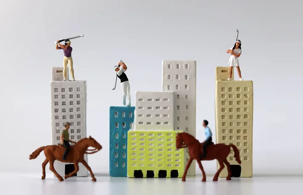Personas Miniatura Jugando Golf Edificios Miniatura Concepto Brecha Cada Vez —  Fotos de Stock
