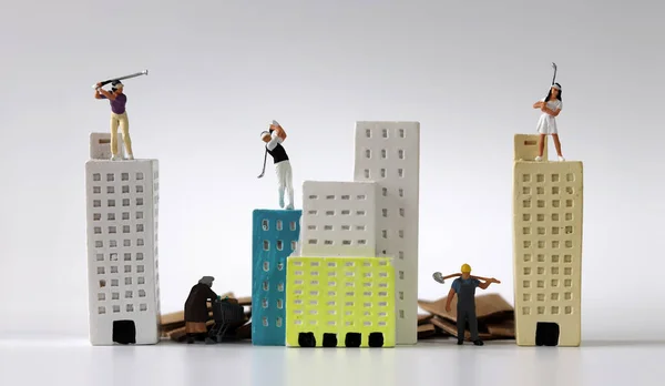 Miniaturmenschen Spielen Golf Auf Miniaturgebäuden Und Miniaturmenschen Zwischen Miniaturbauten Das — Stockfoto