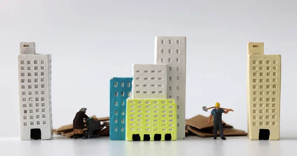 Мініатюрні Люди Між Мініатюрними Будівлями Концепція Поглиблення Розриву Між Багатими — стокове фото