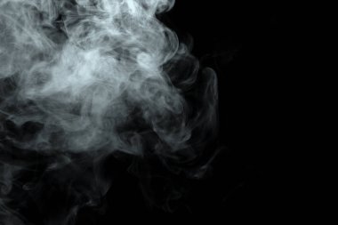 Siyah arkaplanda izole edilmiş soyut toz veya duman etkisi