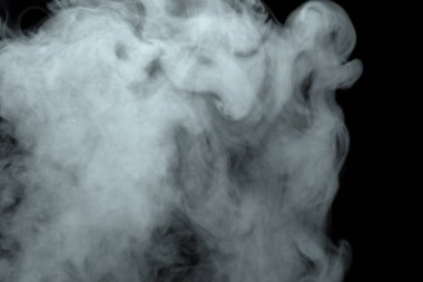 Siyah arkaplanda izole edilmiş soyut toz veya duman etkisi