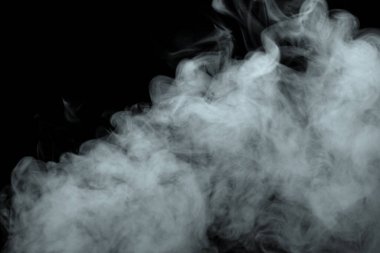 Siyah arkaplanda izole edilmiş soyut toz veya duman etkisi