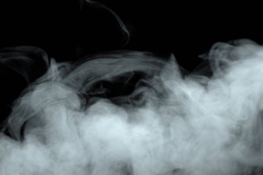 Siyah arkaplanda izole edilmiş soyut toz veya duman etkisi