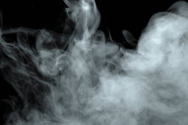 Siyah arkaplanda izole edilmiş soyut toz veya duman etkisi