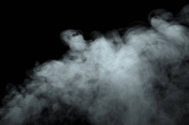 Soyut toz veya duman etkisi siyah arkaplanda izole edilmiş, odak dışı
