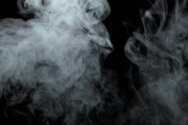 Soyut toz veya duman etkisi siyah arkaplanda izole edilmiş, odak dışı