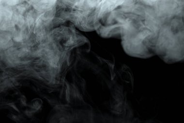 Siyah arkaplanda izole edilmiş soyut toz veya duman etkisi