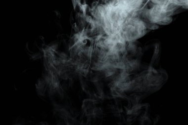 Siyah arkaplanda izole edilmiş soyut toz veya duman etkisi