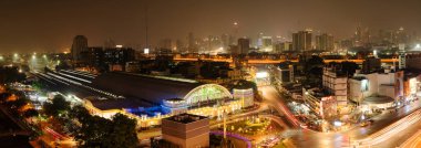 BANGKOK, THAILAND - 22 DEC 2018 Bangkok gece silueti ve Bangkok tren istasyonu veya Hua Lamphong Tren İstasyonu şehir manzarası..
