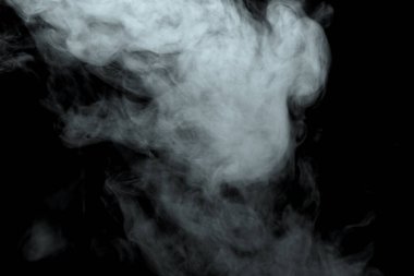 Siyah arkaplanda izole edilmiş soyut toz veya duman etkisi