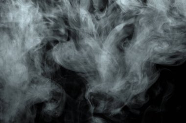 Siyah arkaplanda izole edilmiş soyut toz veya duman etkisi