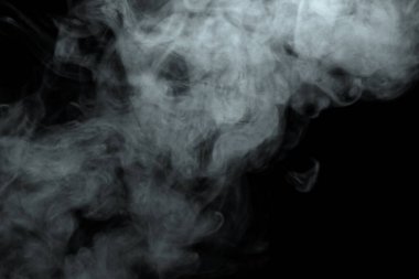 Siyah arkaplanda izole edilmiş soyut toz veya duman etkisi