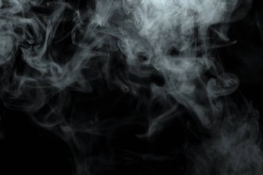 Siyah arkaplanda izole edilmiş soyut toz veya duman etkisi