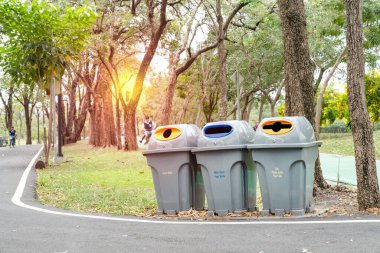 Kamu parkında gri plastik çöp kutusu