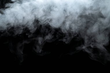 Siyah arkaplanda izole edilmiş soyut toz veya duman etkisi