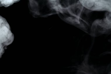 Soyut toz veya duman etkisi siyah arkaplanda izole edilmiş, odak dışı
