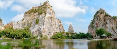 Ratchaburi, Tayland 'da mavi gökyüzü geçmişine sahip Khao Ngoo Rock Park' ın panoramik manzarası..
