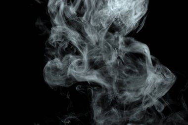 Soyut toz veya duman etkisi siyah arkaplanda izole edilmiş, odak dışı