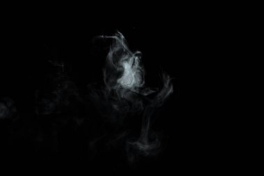 Siyah arkaplanda izole edilmiş soyut toz veya duman