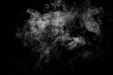 Siyah arkaplanda izole edilmiş soyut toz veya duman