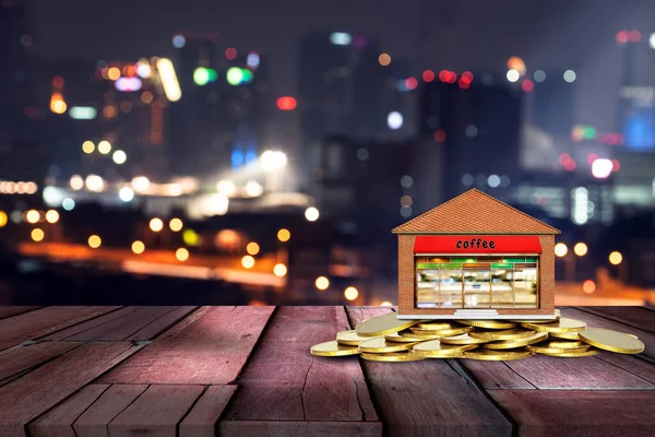 Obchody Zlaté Mince Dřevěném Stole Rozmazaným Bokeh Noční Město Pozadí — Stock fotografie