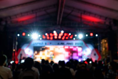 Konser arka planında hafif bokeh