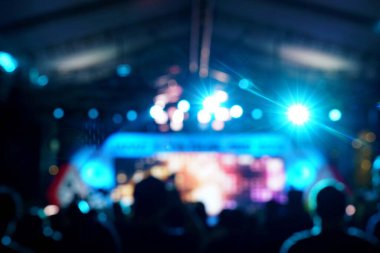 Konser arka planında hafif bokeh