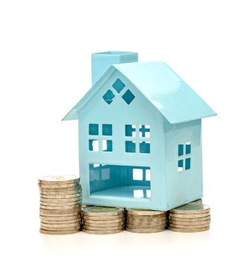 Para yığınları ve beyaz arka plandaki ev, iş tasarrufu ve yatırım kavramı