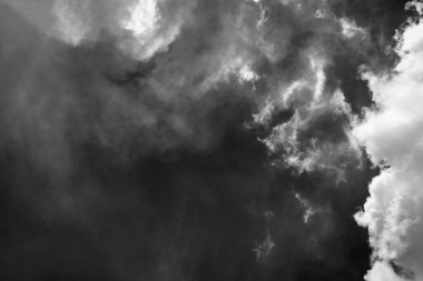 Kalıplı bulut, soyut beyaz, siyah arkaplanda izole.