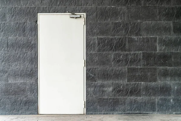 Beyaz Çelik Kapılar Kopyalama Alanı Olan Siyah Tuğla Duvarlar — Stok fotoğraf