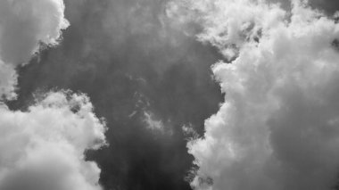 Kalıplı bulut, soyut beyaz, siyah arkaplanda izole.